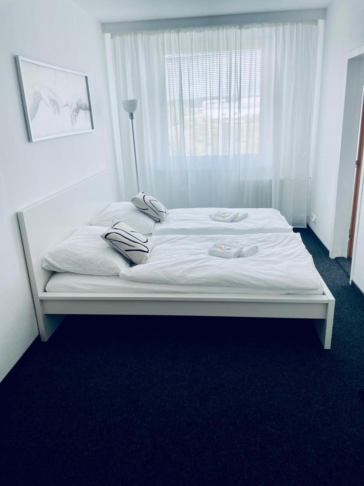 Apartmany Bryksova Prag Exteriör bild